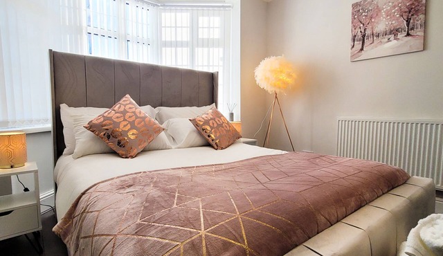 Luxury 5BR Home w/private garden 15 min to center