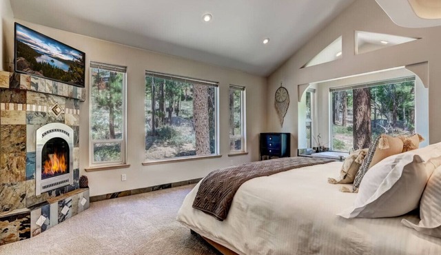 Luxury 5BR | Hot Tub & Chef’s Kitchen | Sleeps 10