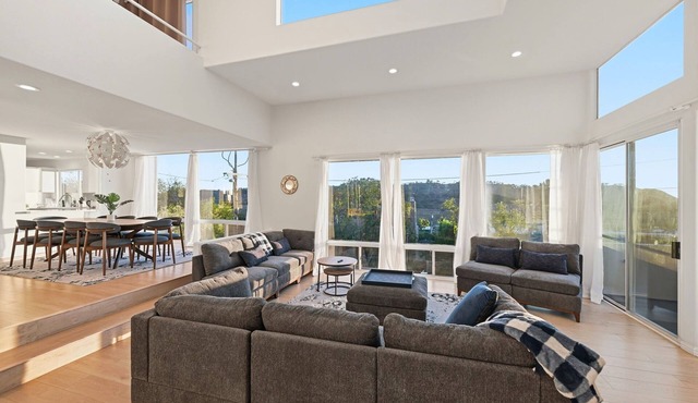 Luxury 5BR House in Del Mar-Coastal Retreat - Near Torrey Pines & Beaches