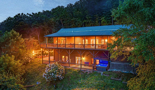 Luxury 5BR Lodge | Smoky Views, Game Room, Hot Tub