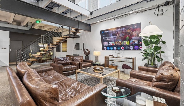 Luxury 5BR Mass Ave Retreat w Gym & Sauna