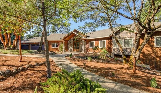 Luxury 5BR mountain-top retreat with private pool, breathtaking views, and total privacy. Sleeps 14 with spacious living areas, gourmet kitchen, and kid-friendly game space. Minutes to Jacksonville, wineries, and Ashland.