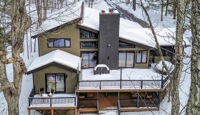 Luxury 5BR Poconos Retreat | Ski, Lake & Resort