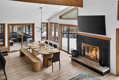 Luxury 5BR Poconos Retreat Ski, Lake & Resort