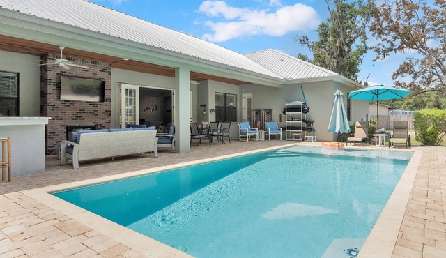 Luxury 5BR Pool Home w/Outdoor Kitchen, Firepit & Pet-Friendly Yard – The Perfect Lakeland Escape!