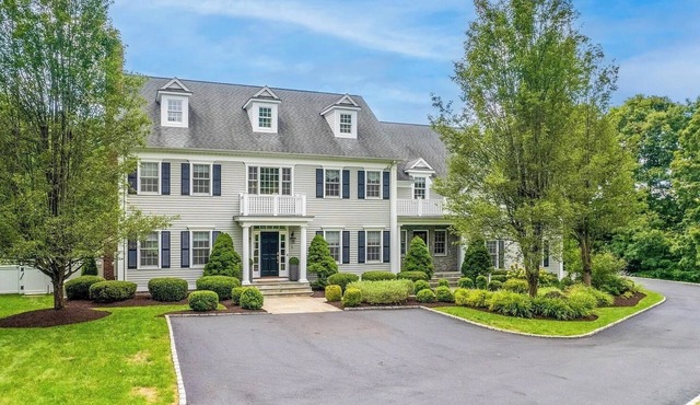 Luxury 5BR retreat w/3rd floor sleeps 26 adults; 1 mile to town; 1 month min