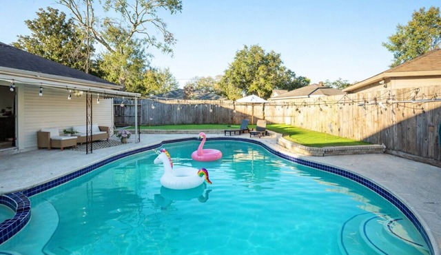 Luxury 5BR - Sleeps 14 - King Suites - Swimming Pool - Minigolf - 5min Chinatown