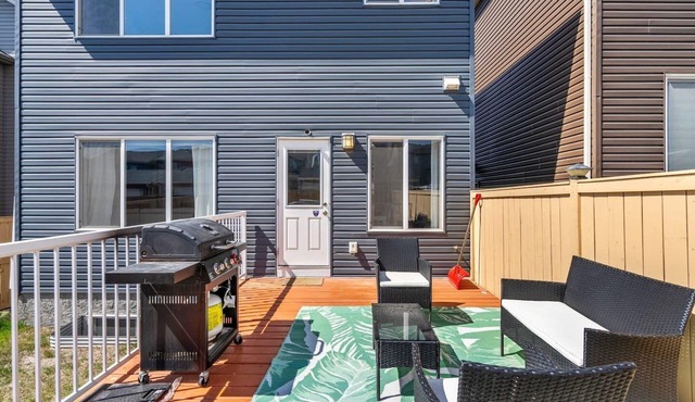 Luxury 5BR Sleeps 16 3 Kitchens + TVs in Rooms