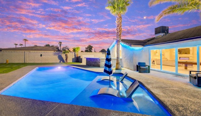 Luxury 5BR Vegas Retreat: Pool & Spa, Game Room, Volleyball & Chess