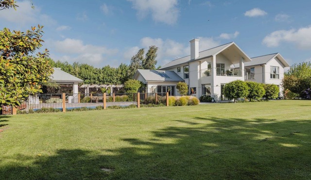 Luxury 5BR Villa: BBQ, Hot Tub, Dining, Golf