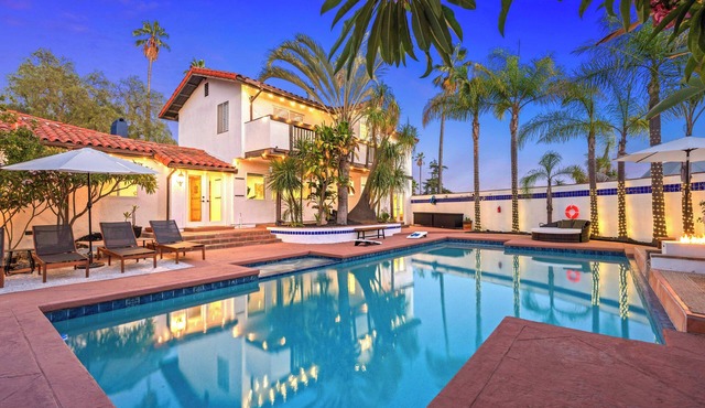 Luxury 5BR Villa - Pool, Spa, Movie Theater, Game Room, Bar, & Outdoor Dining