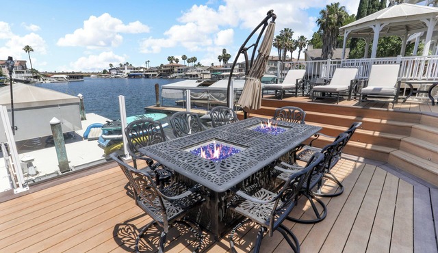 Luxury 5BR Waterfront Getaway - Spa, Gym, Dock