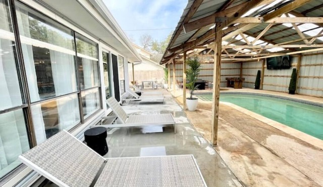 *Luxury 5mi Domain 6Rms3 bath/Pool/HotTub/Foosball
