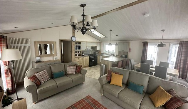 Luxury 6-8 Berth Lodge