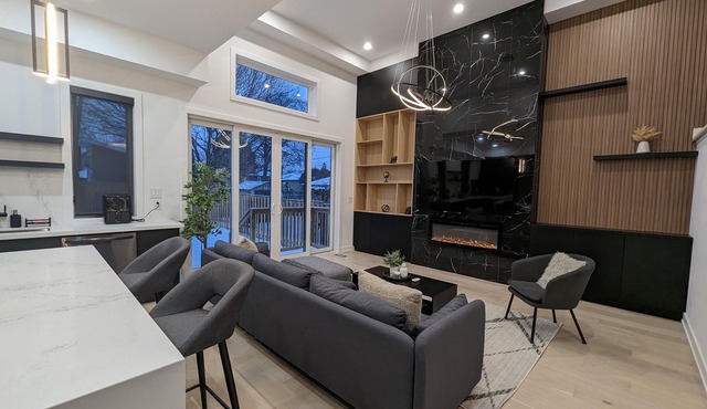 Luxury 6 BDRM Entire Home in Lakeshore Toronto