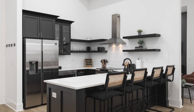 Luxury 6 Bed 3 Bedroom Walk to Restaurants +Coffee