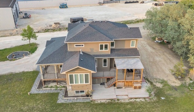 Luxury 6-bedroom house with Long driveway in West Saint Paul