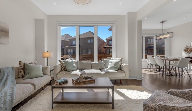 Luxury 6 Bedroom - 4 Bathroom Detached Retreat BRAMPTON/MISSISSAUGA Border