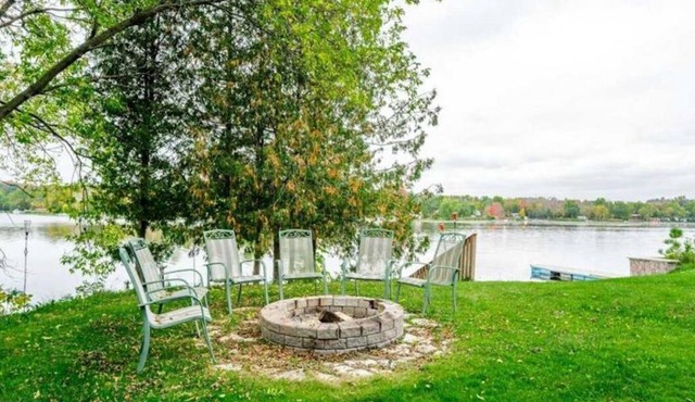 Luxury 6-bedroom waterfront cottage!