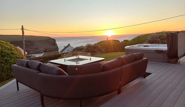 Luxury 6-Bedroom Home | Above Mawgan Porth Beach