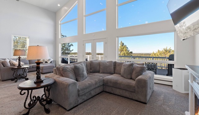 Luxury 6-bedroom home with View, Arcade Table, Fire table, Jet tubs, Deck, Wi-Fi