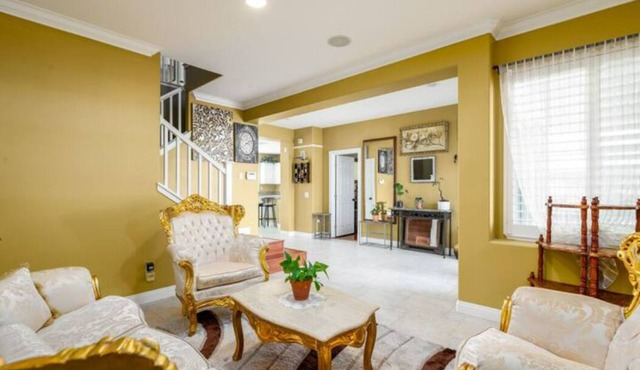 Luxury 6-Bedroom Home w Large 3-Cars Garage & Spacious Yard
