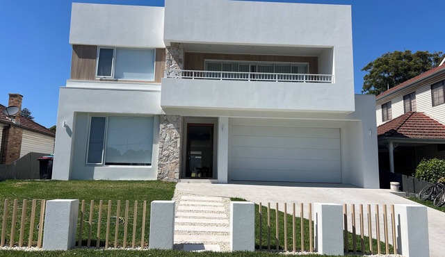 Luxury 6 bedroom house with pool in Curl Curl