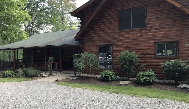 Luxury 6 bedroom Log Home w/HOT TUB/close to 7 Springs & Hidden Valley Resorts