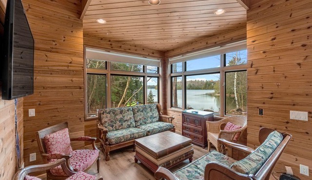 Luxury 6 Bedroom Muskoka Chalet/Cottage Private Beach w/Crystal Clear Water!