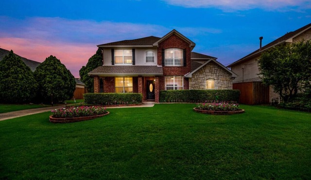 Luxury 6 Bedroom Sleeps 12 Home in N Dallas Pool