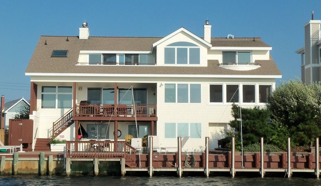 Luxury 6 bedroom bayfront home: pool, sleeps 14n Aug. 15 - Labor Day: Discounted