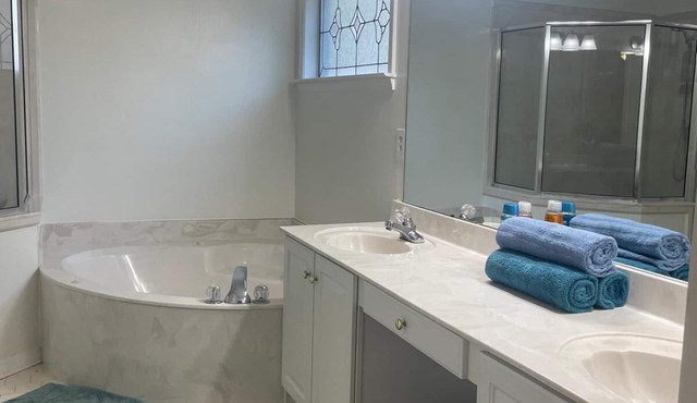 Luxury 6 BR Home near Memphis Airport with Upscale Amenities.