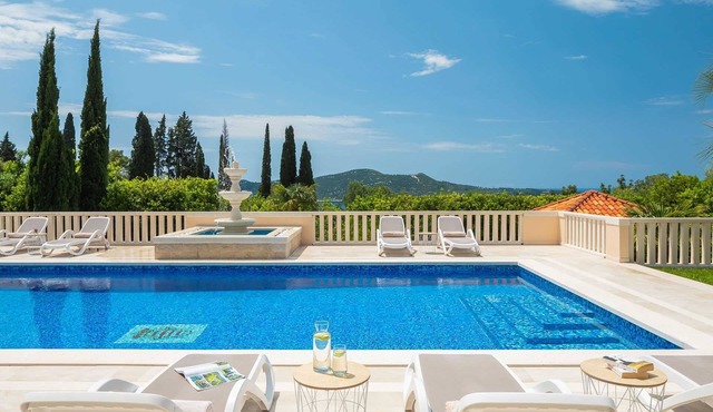 Luxury 6-BR villa for 12, with heated pool, close to the sea