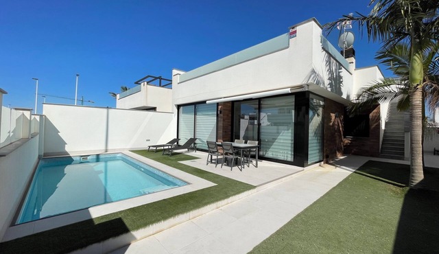 Luxury 6-person villa with swimming pool, sunroof near the beach and golf courses