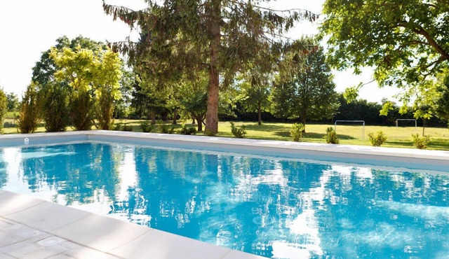 Luxury. 6 suites, heated pool, sauna, hammam, fitness.