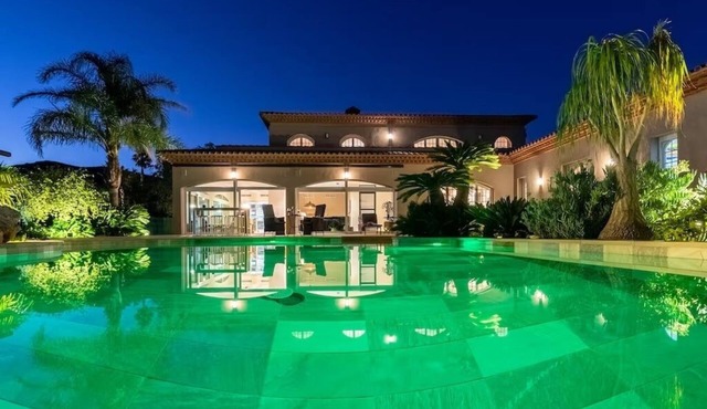 Luxury. 600m2 Villa 6 bedrooms 5.5 bathrooms Ocean and mountain. Private pool.