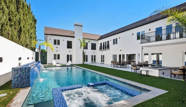 Luxury 6500 SQFT, 7BR Estate Pool, Spa, Sauna, Basketball & BBQ