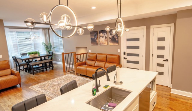 Luxury 6Bedroom, 4.5 Bathroom Home Mins from Downtown and the Lake