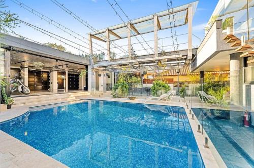 Luxury 6beds Waterfront Retreat