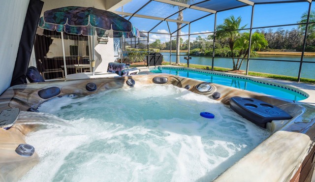 Luxury 6BR/3.5 Bathroom villa near Disney. Pool, Hot Tub, Games Room, etc.