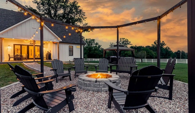 Luxury 6BR Bourbon Farmhouse w/Spa & SpeakEasy