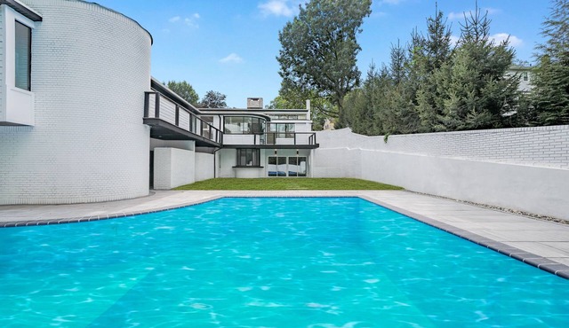 Luxury 6BR Contemporary Retreat with Pool, Gym & Dual Balconies – Near NYC