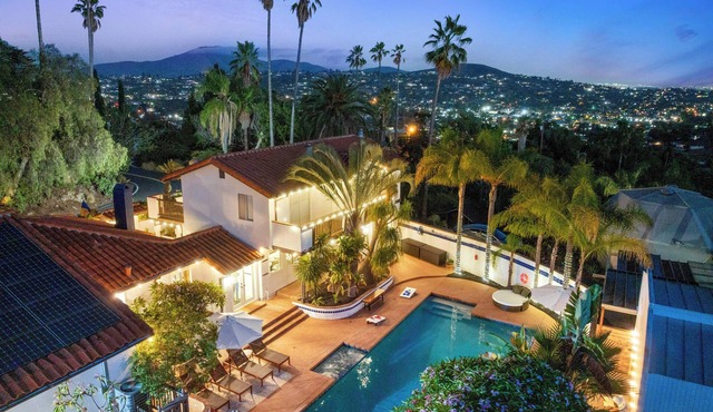 Luxury 6BR Estate - Pool, Spa, Movie Theater, Game Room, Bar, & Outdoor Dining