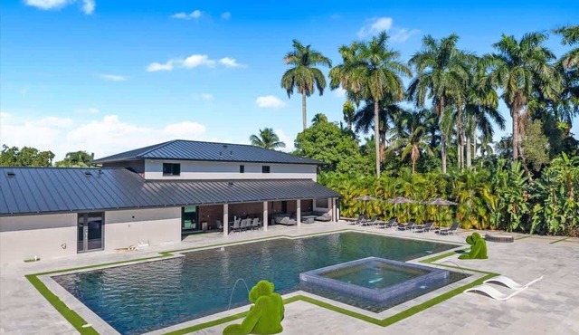 Luxury 6BR Estate w/Heated Pool & Huge Parking