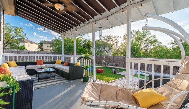 Luxury 6BR home with Game Room & Fire Pit & Mini golf by Lackland AFB & SeaWorld