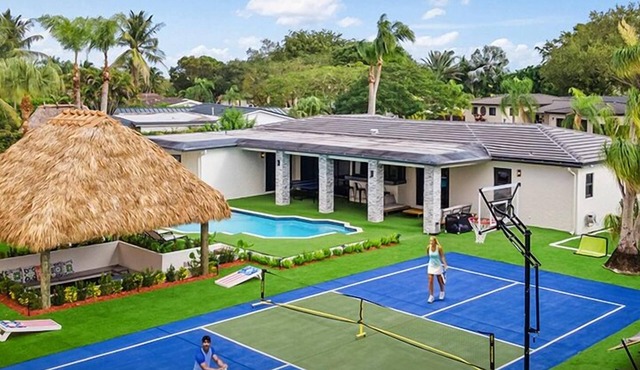 Luxury 6BR Retreat - Golf, Gym, BBQ, Games & Fun