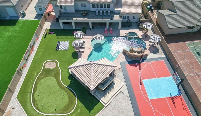 Luxury 6BR Retreat - Pool, BBQ, Theater and Games