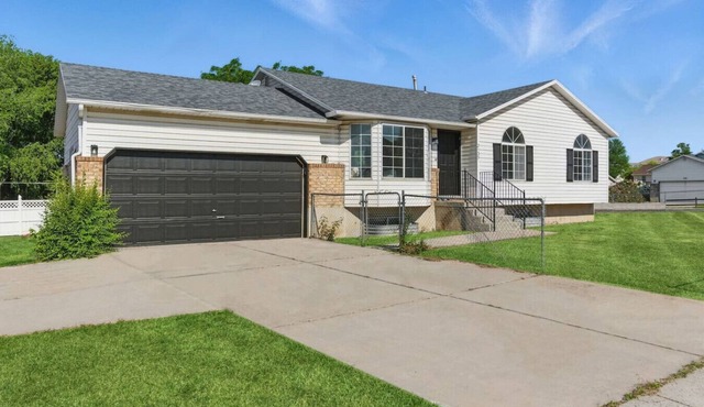 Luxury 6BR Retreat w/Hot Tub, Views & Deck