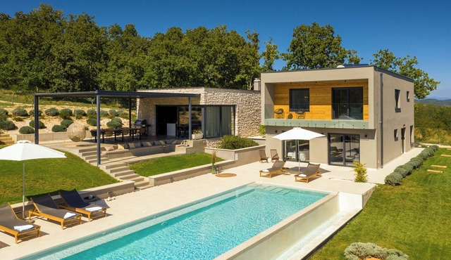 Luxury 6BR Villa, Heated Infinity Pool, Playground