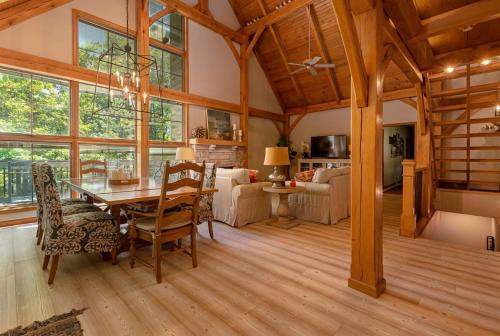 Luxury 6BR Waterfront Home on Lake of Egypt